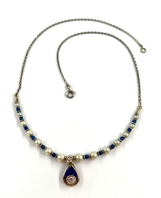 collier composé de perles bleues et blanches et d'un pendentif en forme de larme
