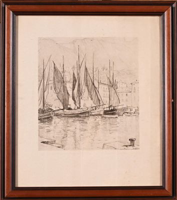 dessin représentant un groupe de voiliers dans un port, avec un homme debout dans l'eau