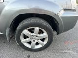 un gros plan sur un pneu de voiture dans un parking