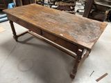 une table en bois surmontée de deux tiroirs