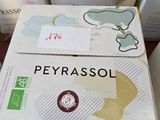 plusieurs boîtes de nourriture posées les unes à côté des autres sur une table