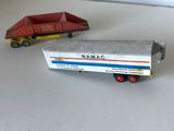 un camion miniature et un autre camion miniature posés sur une table