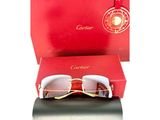 des lunettes de soleil présentées dans un coffret rouge à bordure dorée, avec un étui noir