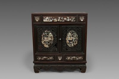 une armoire chinoise ancienne sculptée, à deux portes et deux tiroirs
