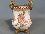 un vase avec un oiseau sur un support