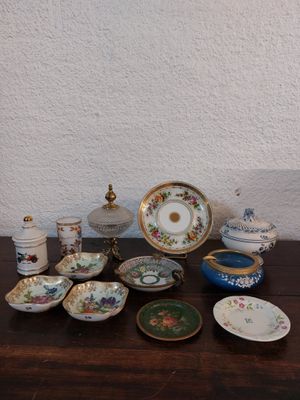 de nombreuses assiettes et bols posés sur une table, avec un mur blanc en arrière-plan