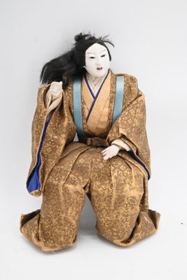 une ravissante jeune femme assise par terre, les cheveux au vent