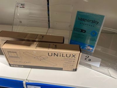 une boîte en carton posée sur une étagère dans un magasin