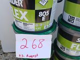 trois seaux de peinture empilés les uns sur les autres