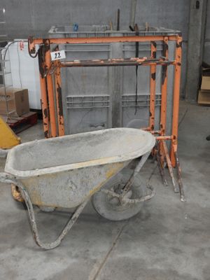 une brouette au milieu d'un bâtiment en travaux