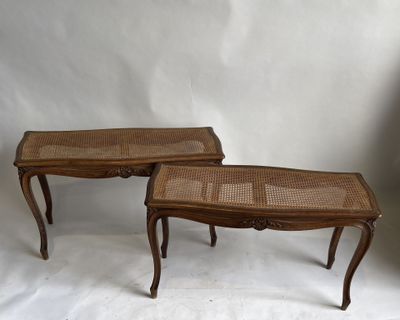 paire de tables d'appoint anciennes françaises en osier, avec plateaux en rotin