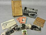 une vieille photo d'un tas de vieilles photos sur une table