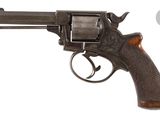 gros plan d'un revolver sur fond blanc