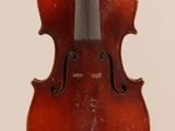 un vieux violon avec un archet sur fond blanc