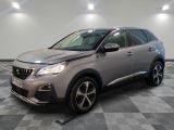 une voiture grise est garée sur le sol à carreaux d'un garage
