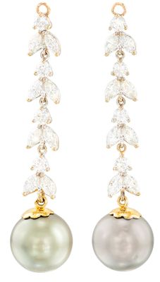 une paire de boucles d'oreilles en perles et diamants