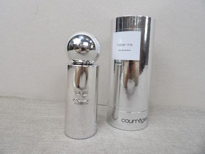 un flacon de parfum à côté d'un autre flacon de parfum sur une table