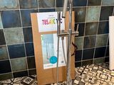 une salle de bains équipée de toilettes et d'une douche