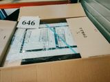 une boîte en carton qui contient beaucoup d'objets