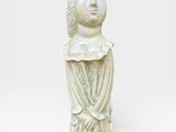 une petite statue représentant une femme coiffée d'un chapeau