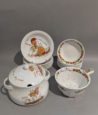 un ensemble d'assiettes et de tasses posées sur une table