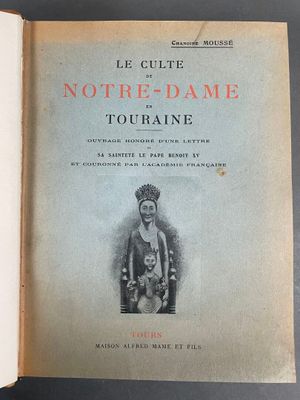 un livre ouvert sur lequel figure l'image d'une femme coiffée d'une couronne, assise sur une chaise