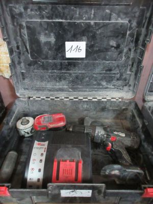 une boîte à outils avec des outils posés sur une table
