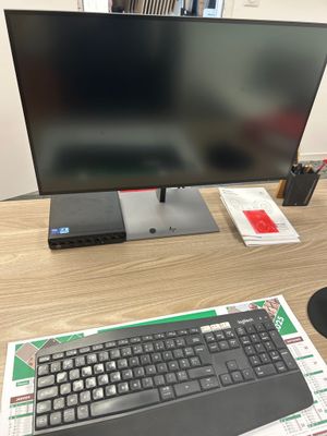 une image d'un bureau d'ordinateur avec un clavier et un écran