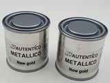deux pots de peinture métallisée sur une surface blanche