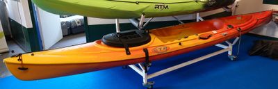 deux kayaks posés sur un support