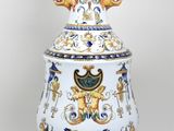 un vase blanc orné d'un motif bleu et or