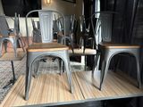 quatre chaises posées sur une table dans une pièce