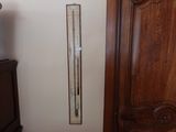 un thermomètre fixé au mur, à côté d'une armoire