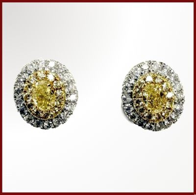 boucles d'oreilles à clous ornées de diamants jaunes et blancs sur fond blanc