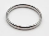 une image montrant un gros plan d'une bague en argent posée sur une surface blanche