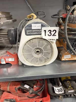 beaucoup d'outils sur une étagère dans un magasin