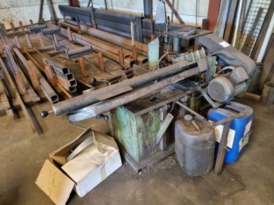 une grande machine installée dans un bâtiment