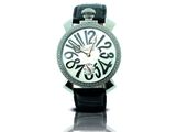 une montre en noir et blanc avec des diamants sur le cadran