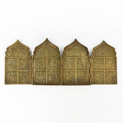 quatre plaques en laiton de tailles et de formes différentes sur une surface blanche