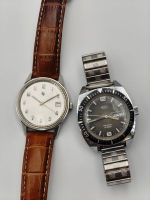 une image d'un couple de montres assises l'une à côté de l'autre