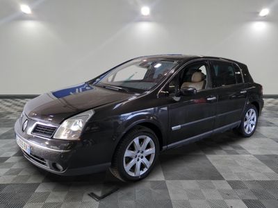 la photo d'une voiture noire garée dans une salle d'exposition
