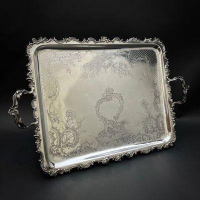 plateau de service plaqué argent, orné d'un motif raffiné et muni de poignées