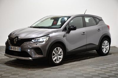 la voiture grise est garée sur un carrelage à carreaux