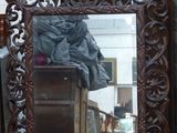 un miroir posé par terre devant un mur