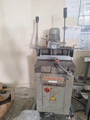 une machine placée au milieu d'une pièce