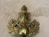 une broche en or sur un tissu blanc