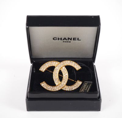 une broche Chanel en or et diamants, dans un coffret noir