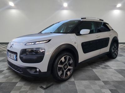 un SUV Citroën blanc et noir garé sur un sol à damier