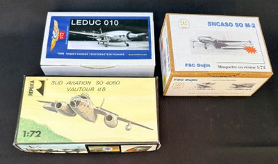 trois boîtes de maquettes d'avions posées sur une table