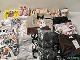 de nombreux types de vêtements et de chaussures posés sur la table